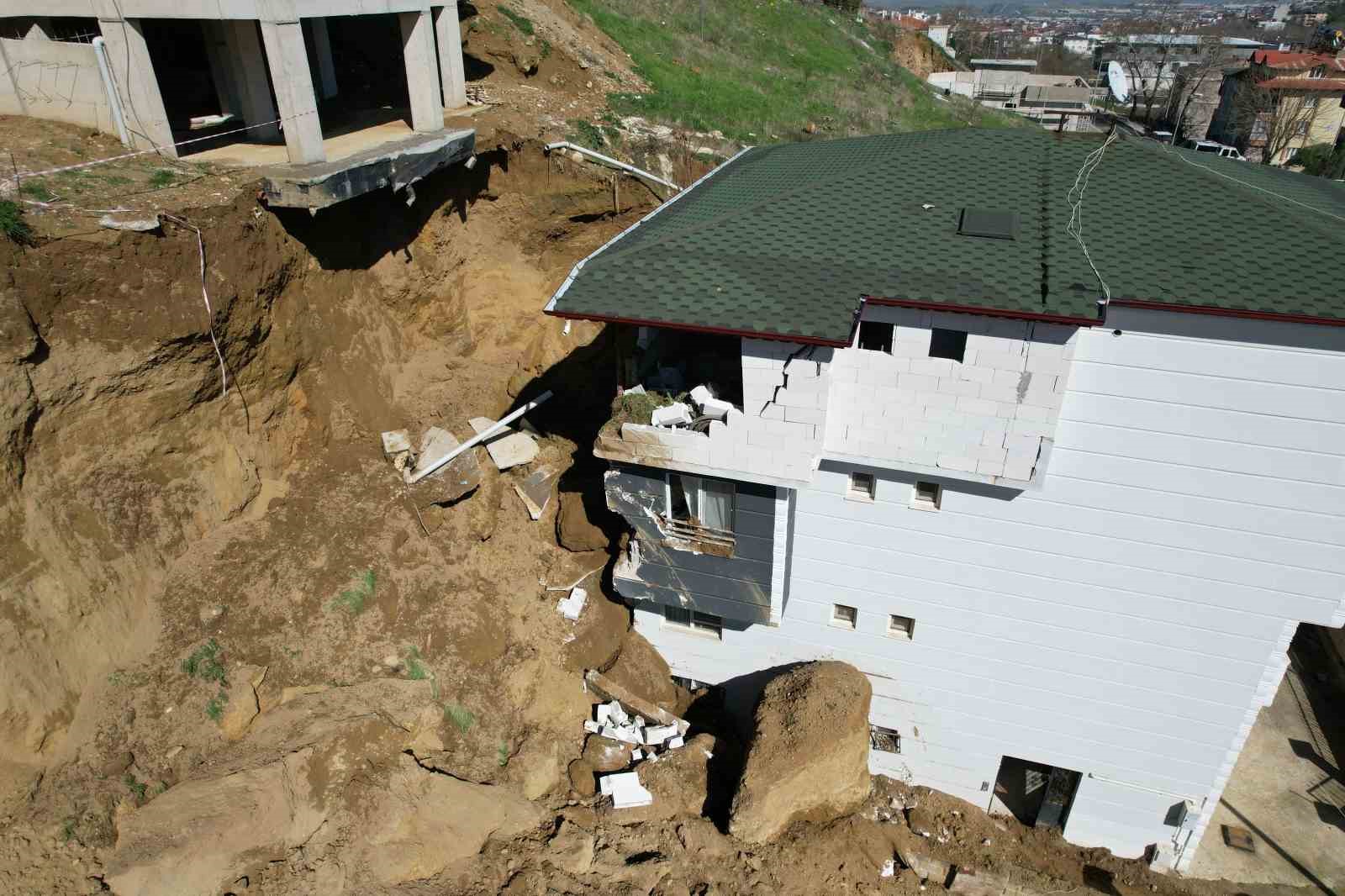 insaat kazisinda kopan dev kaya parcasi yanindaki binada hasara yol acti 1 wjzVUFp7