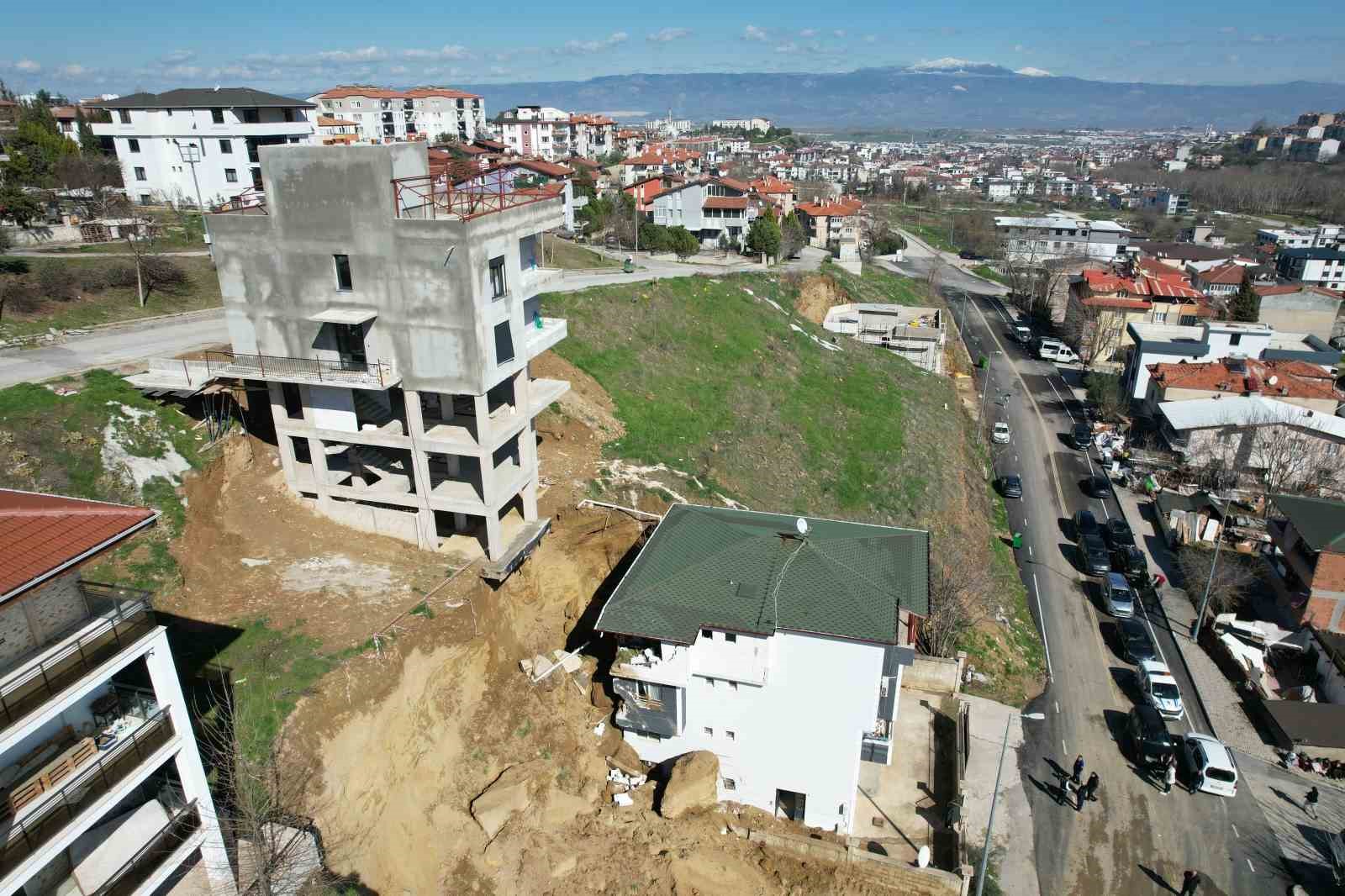 insaat kazisinda kopan dev kaya parcasi yanindaki binada hasara yol acti 2 b6kZCeeb