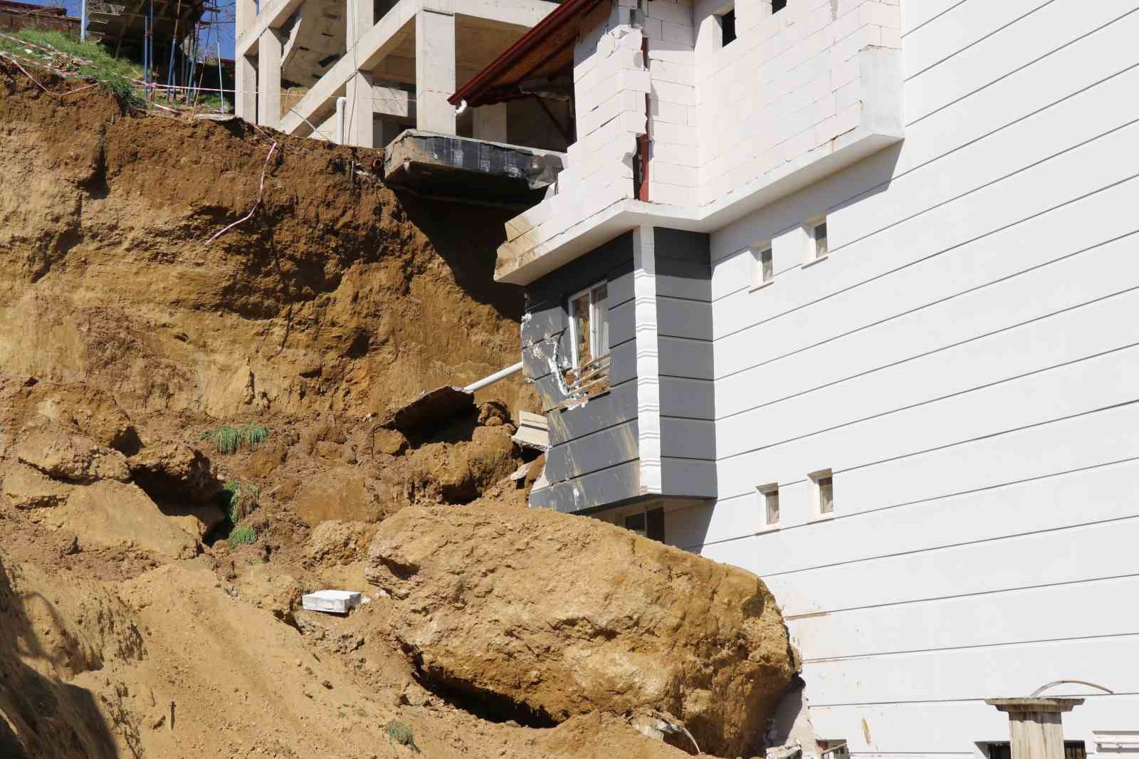 insaat kazisinda kopan dev kaya parcasi yanindaki binada hasara yol acti 6 dK8ppr6M