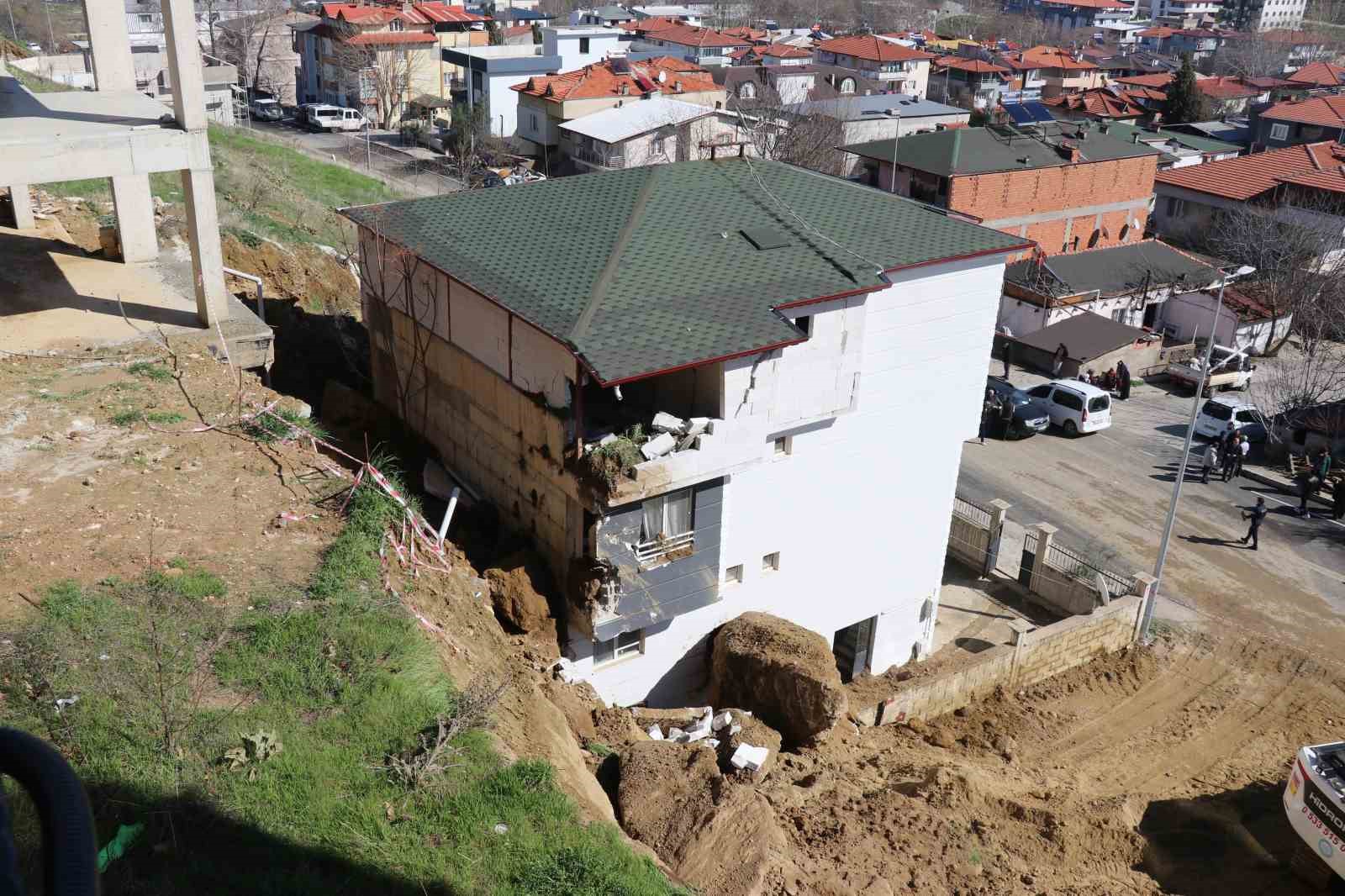 insaat kazisinda kopan dev kaya parcasi yanindaki binada hasara yol acti 8 3qD4CzfS