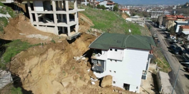 insaat-kazisinda-kopan-dev-kaya-parcasi-yanindaki-binada-hasara-yol-acti-uS13qk5M.jpg