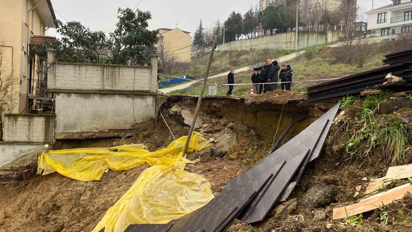 insaat kazisinda toprak kaydi yolun bir bolumu coktu 1 8uABqKCq