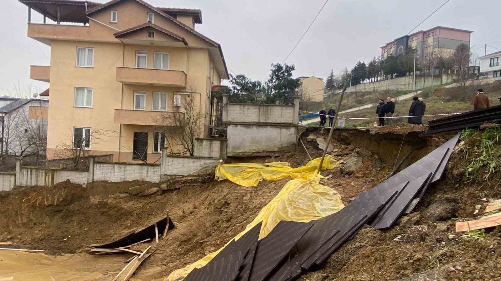 insaat kazisinda toprak kaydi yolun bir bolumu coktu 2 dvre3VgR