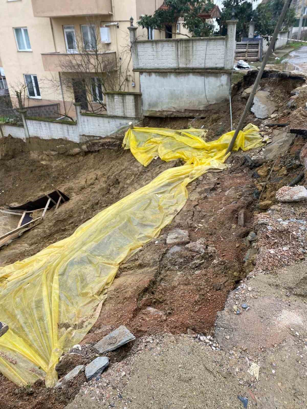 insaat kazisinda toprak kaydi yolun bir bolumu coktu 4 2EjXJ64s
