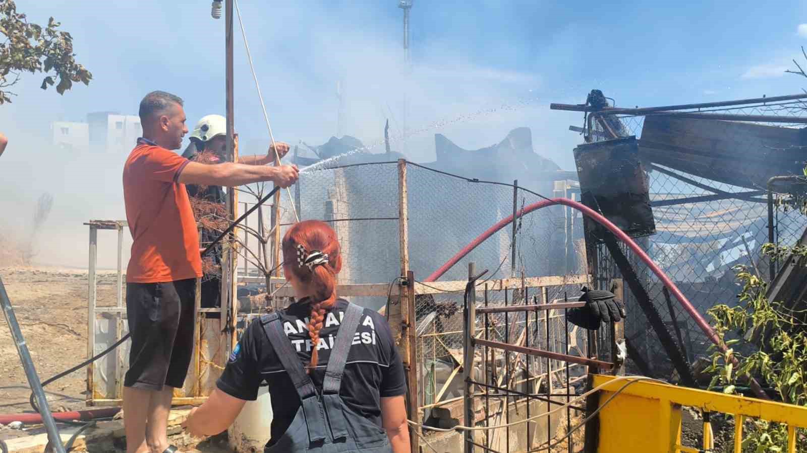 İnşaat malzemelerinin bulunduğu baraka alevlere teslim oldu 5 insaat malzemelerinin bulundugu baraka alevlere teslim oldu 1