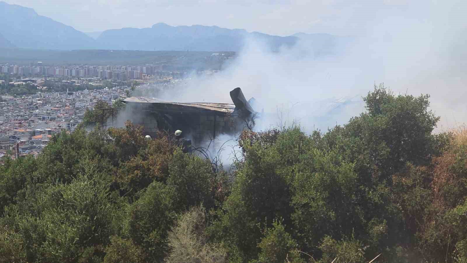 İnşaat malzemelerinin bulunduğu baraka alevlere teslim oldu 7 insaat malzemelerinin bulundugu baraka alevlere teslim oldu 3 3jXUKBCO