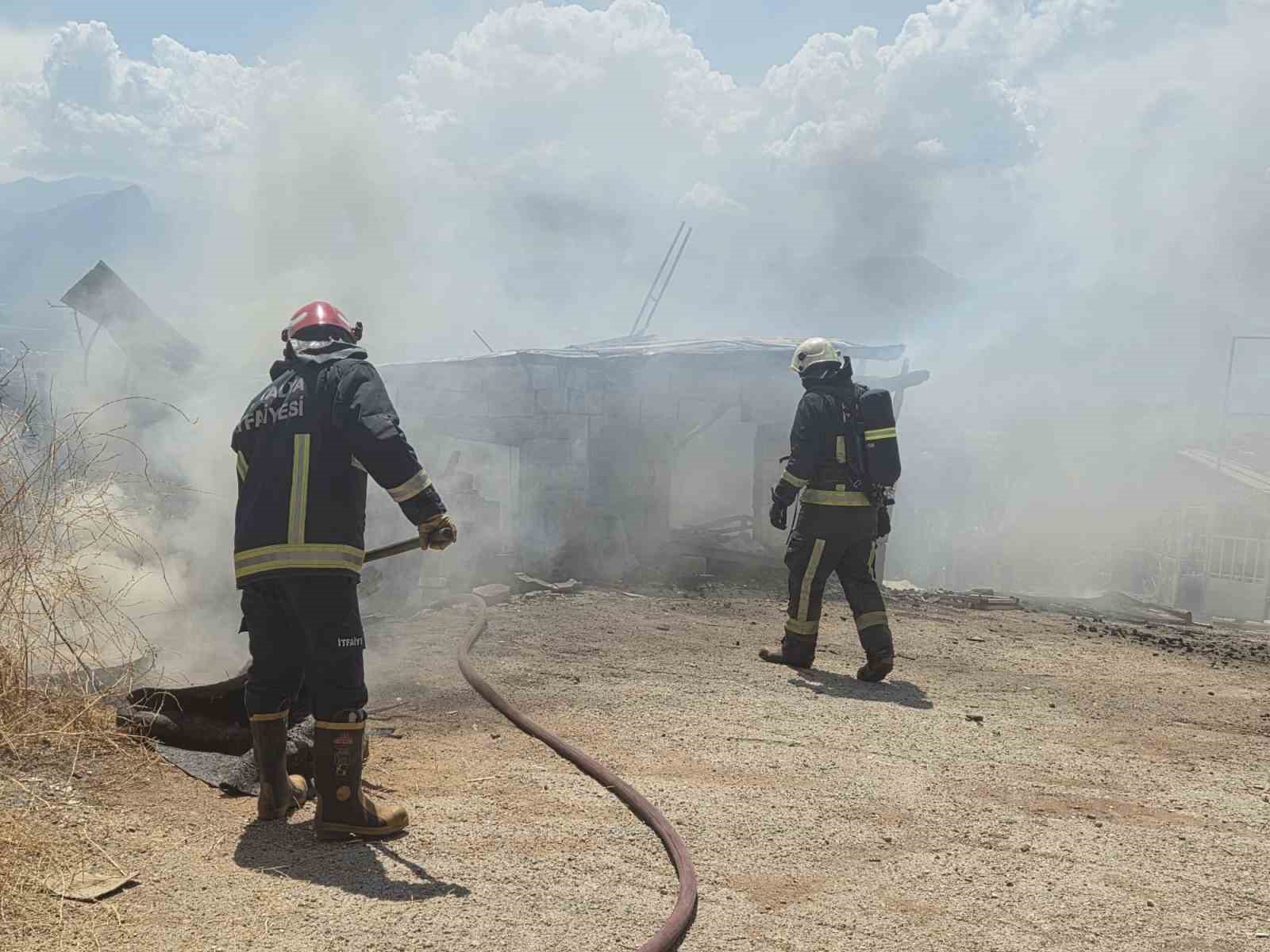 İnşaat malzemelerinin bulunduğu baraka alevlere teslim oldu 8 insaat malzemelerinin bulundugu baraka alevlere teslim oldu 4 d2sdmZky