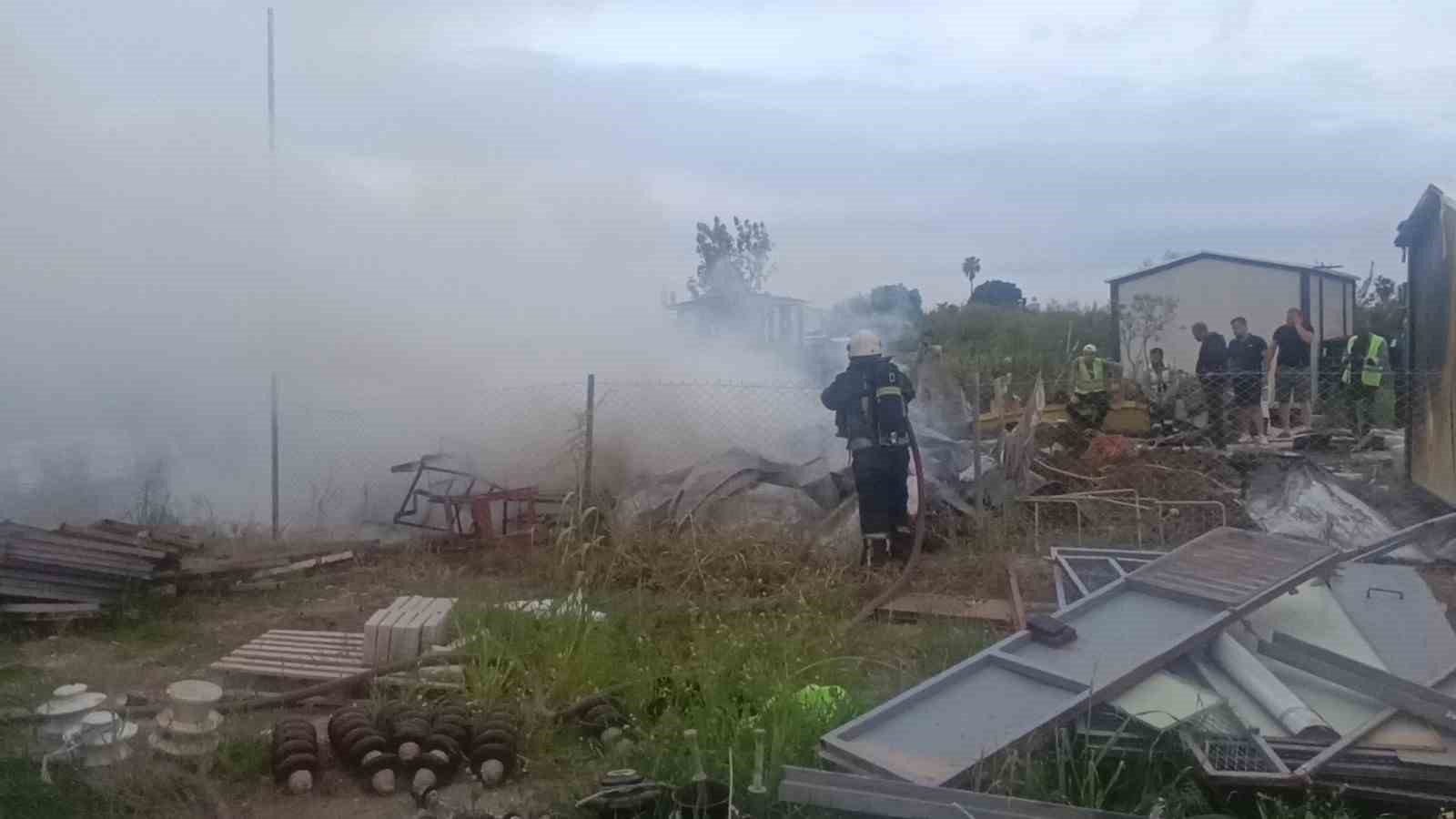 insaat santiyesinde konteyner yangini 1 YzHkVrwI