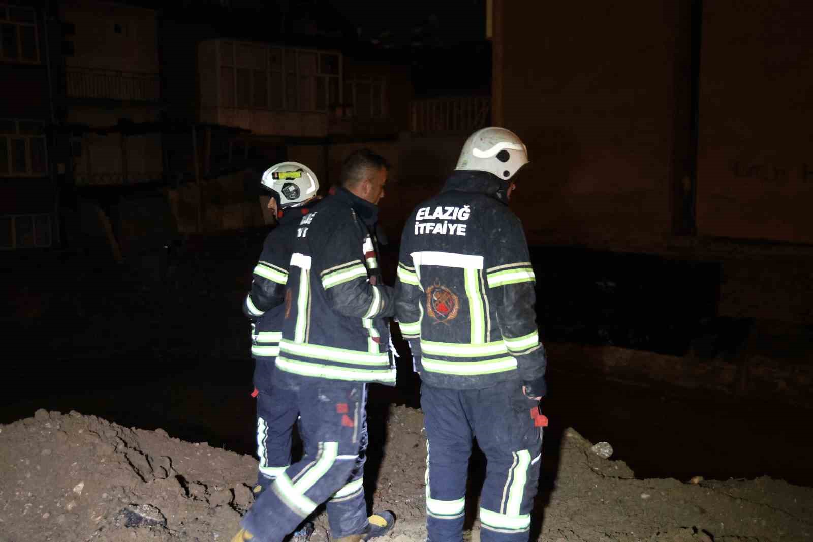 insaat temeline dolan yagmur suyu ekiplerce tahliye edildi 0 8P5ZLQCb