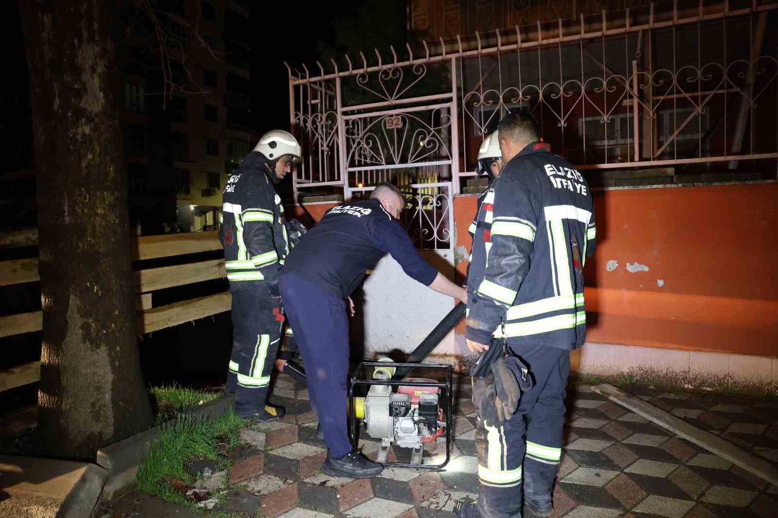 insaat temeline dolan yagmur suyu ekiplerce tahliye edildi 2