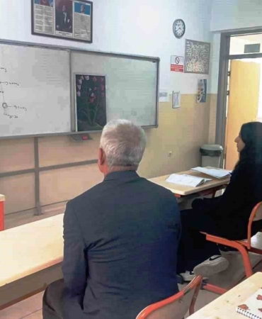 insaat-ustasindan-engelli-ogretmene-tablo-surprizi-Krwf2a1A.jpg