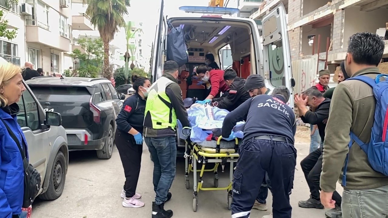 insaatin 5inci katindan dusen iscinin babasindan yurek burkan yakaris 1 yshF1355