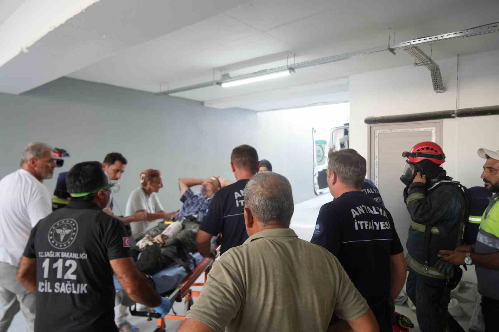 İnşaatın bodrum katına boya taşıyan 2 işçi kokudan baygınlık geçirdi 7 insaatin bodrum katina boya tasiyan 2 isci kokudan bayginlik gecirdi 3 ZRUzav1T