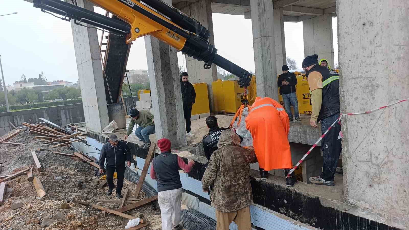 İnşaatta düşen işçi vinç yardımıyla kurtarıldı 5 insaatta dusen isci vinc yardimiyla kurtarildi 1 y3KufRhG