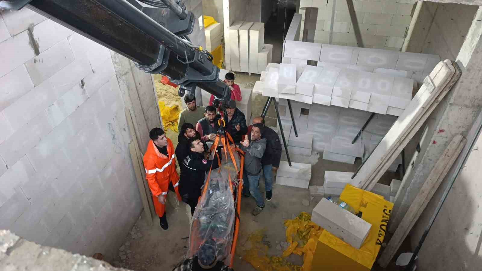 İnşaatta düşen işçi vinç yardımıyla kurtarıldı 10 insaatta dusen isci vinc yardimiyla kurtarildi 6 1qrOQ4On
