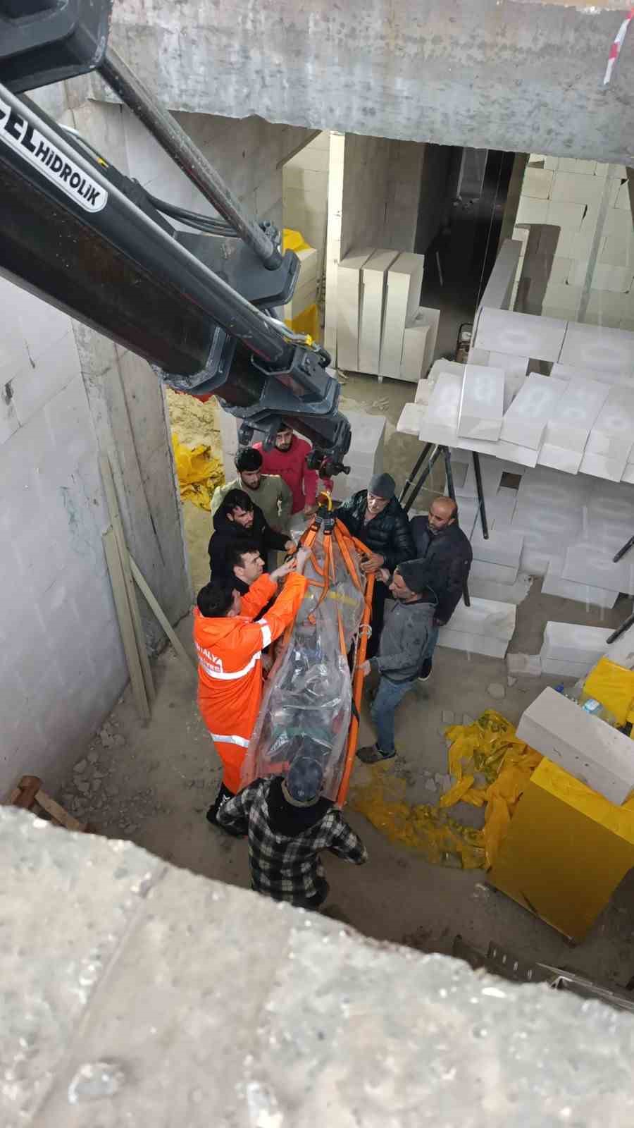 İnşaatta düşen işçi vinç yardımıyla kurtarıldı 11 insaatta dusen isci vinc yardimiyla kurtarildi 7 1XpTBnDJ