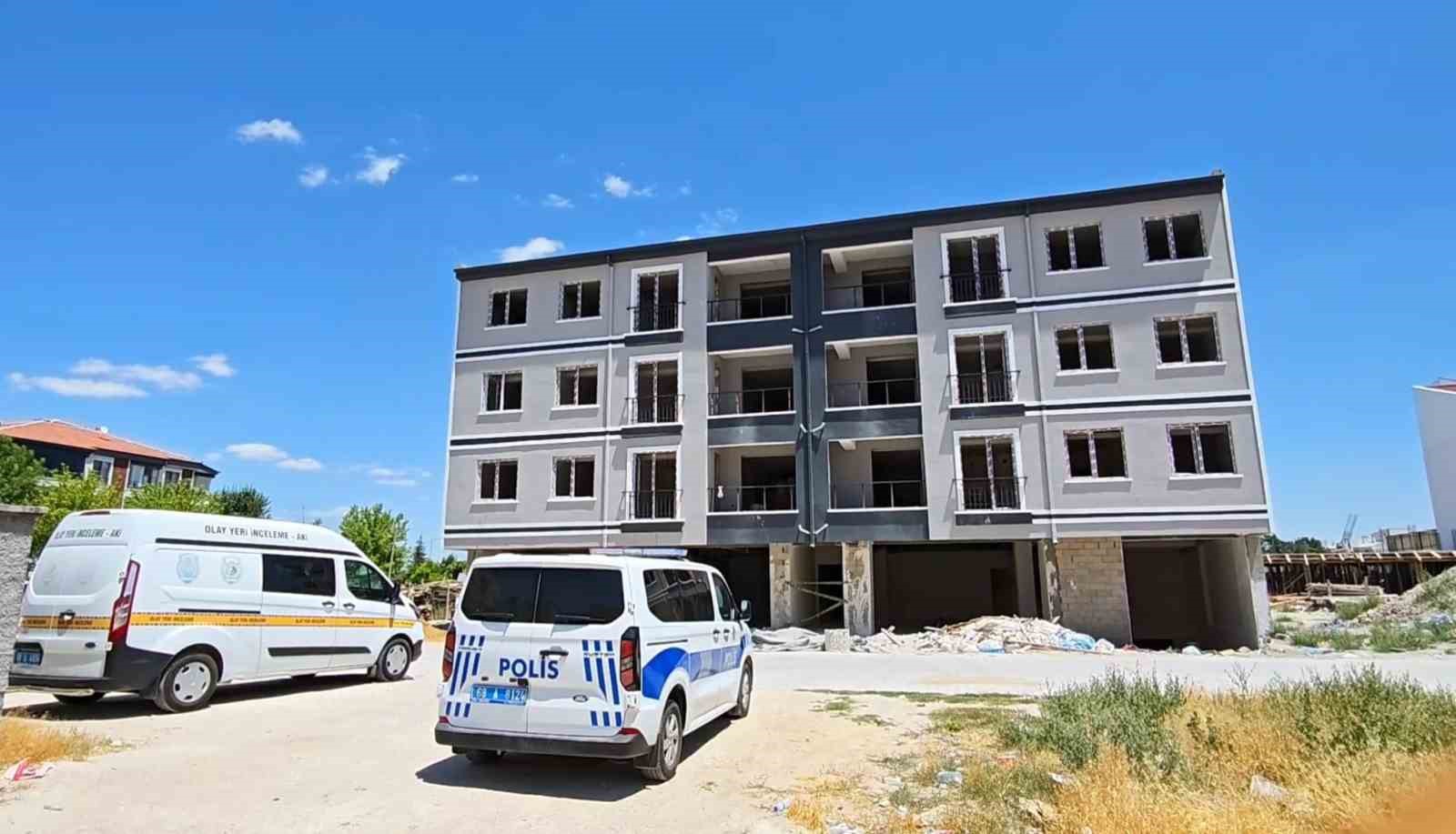 insaatta merdivenlerden dusen isci hayatini kaybetti 3 bQKCJ5wm