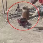 insaattaki-demir-borulari-calan-motosikletliler-kamerada-rrCSsPee.jpg
