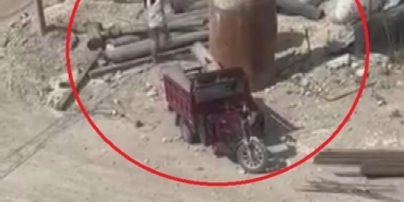 insaattaki-demir-borulari-calan-motosikletliler-kamerada-rrCSsPee.jpg