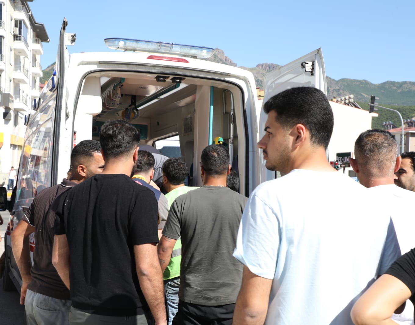 İnşaattan düşen işçi hayatını kaybetti 8 insaattan dusen isci hayatini kaybetti 4 hO3PXwu9