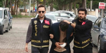 internetten-tanistigi-genci-bicaklayarak-olduren-supheli-adliyeye-sevk-edildi-eh7mS8Ok.jpg