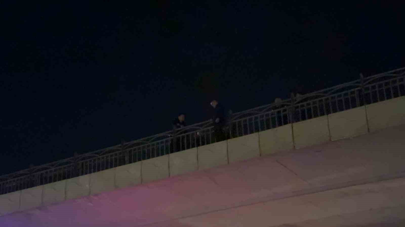 intihar etmek icin kopruye cikan sahsi polis ikna etti 1 pQv6tPnU