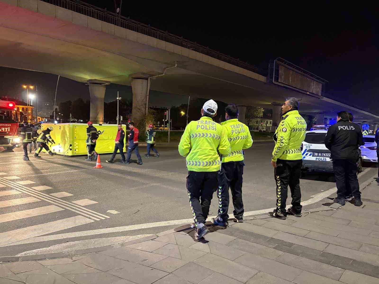 intihar etmek icin kopruye cikan sahsi polis ikna etti 2 QNE51htr