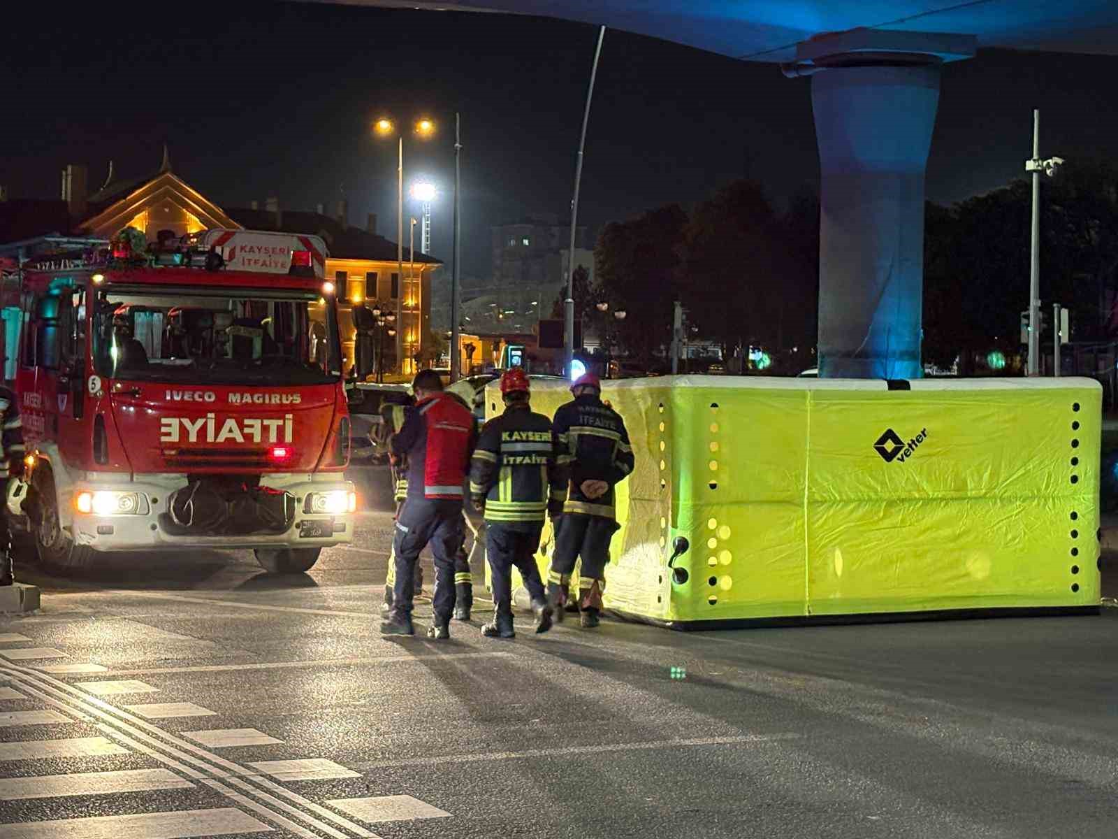 intihar etmek icin kopruye cikan sahsi polis ikna etti 3 KcHmCWQe
