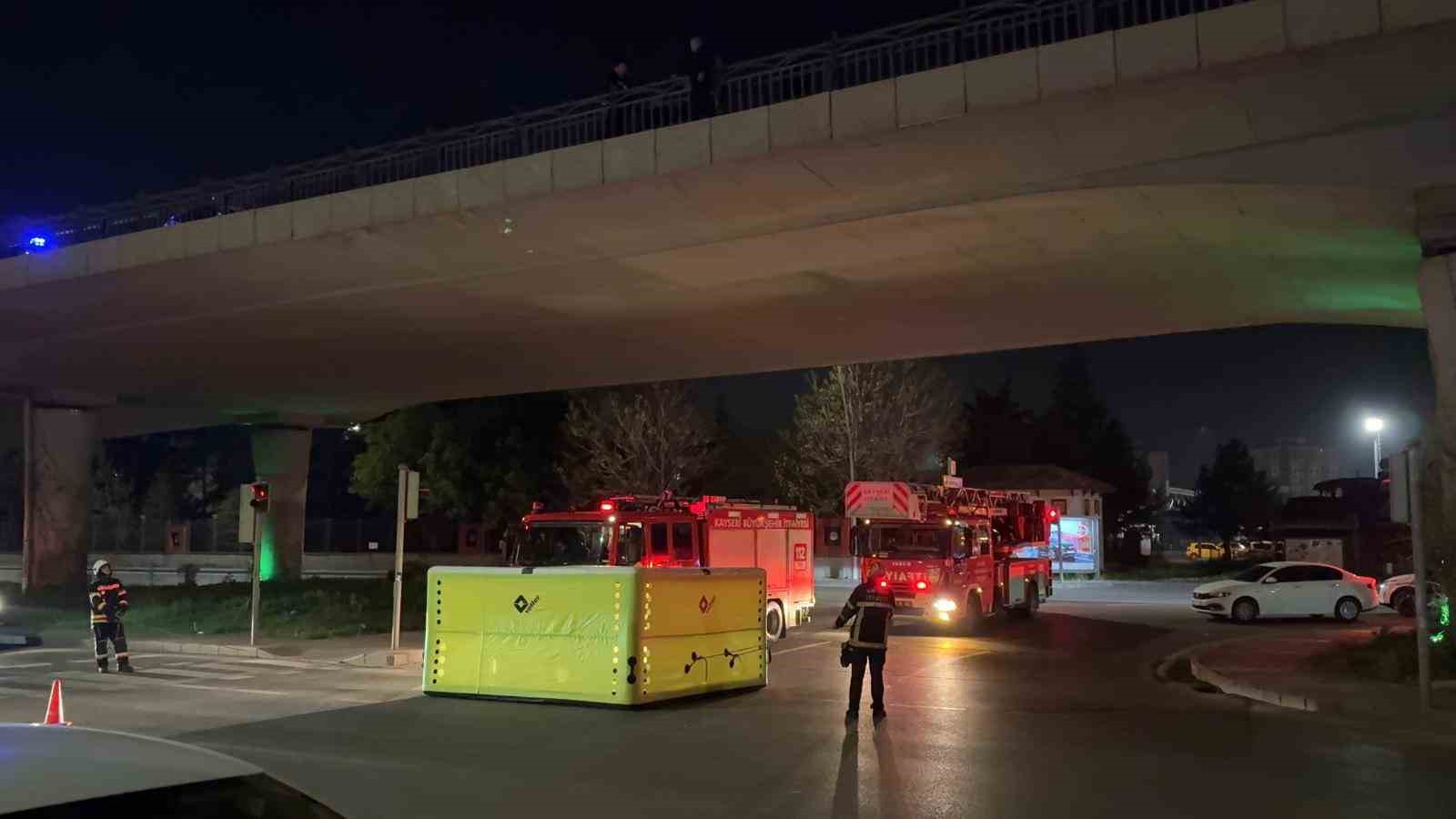 intihar etmek icin kopruye cikan sahsi polis ikna etti 4