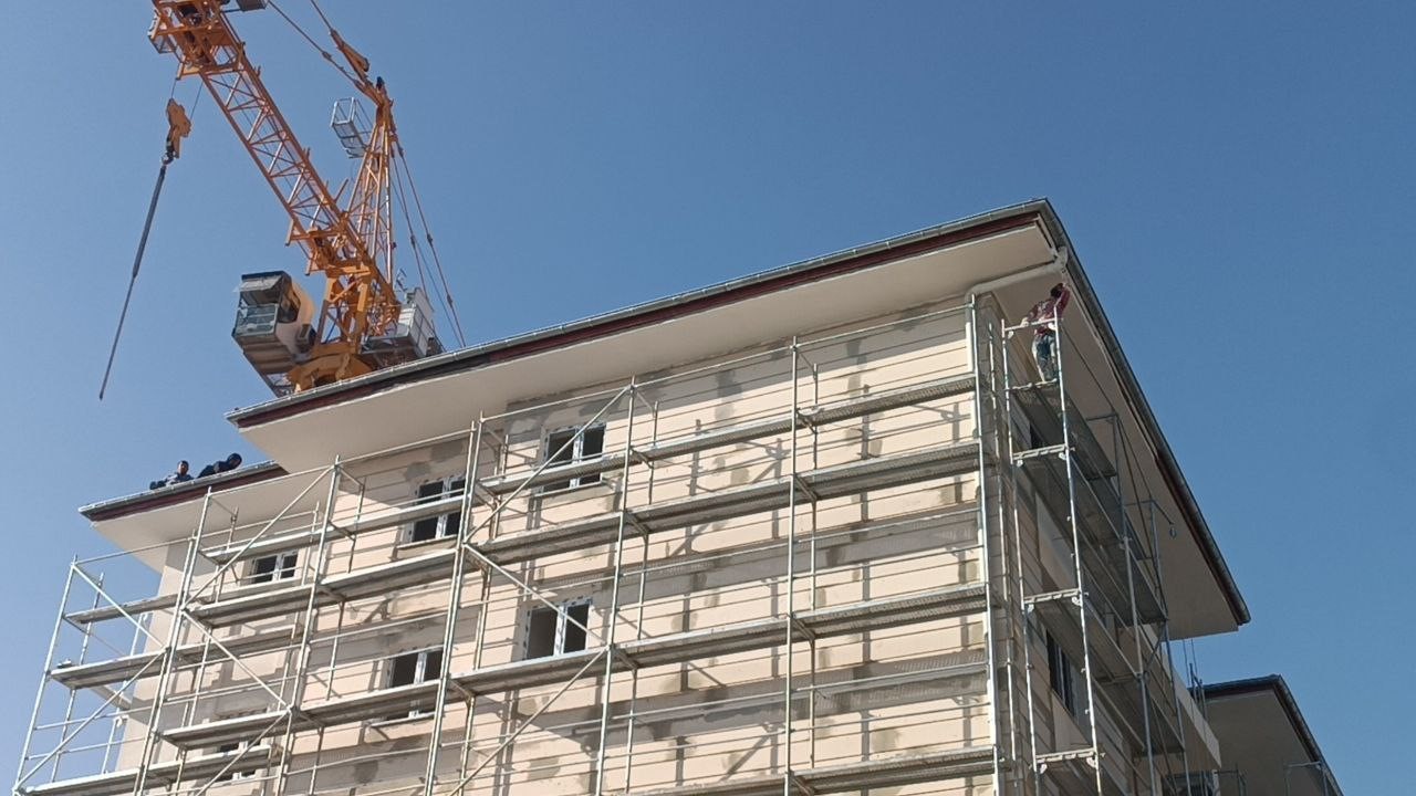 intihar girisiminde bulunan arkadaslarina aldiris etmeden calismaya devam ettiler 0