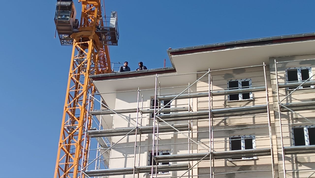 intihar girisiminde bulunan arkadaslarina aldiris etmeden calismaya devam ettiler 1 QZdBYJZr
