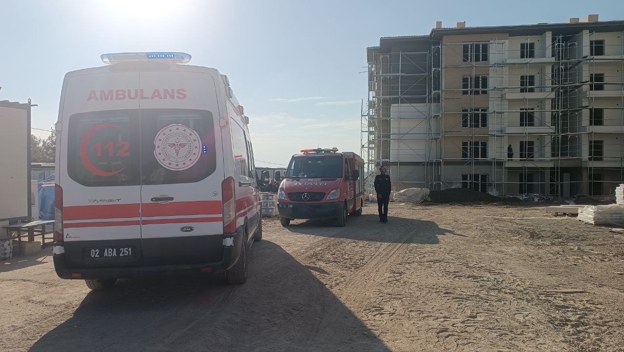 intihar girisiminde bulunan arkadaslarina aldiris etmeden calismaya devam ettiler 2