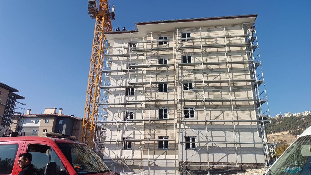 intihar girisiminde bulunan arkadaslarina aldiris etmeden calismaya devam ettiler 4 9sOCZIaS