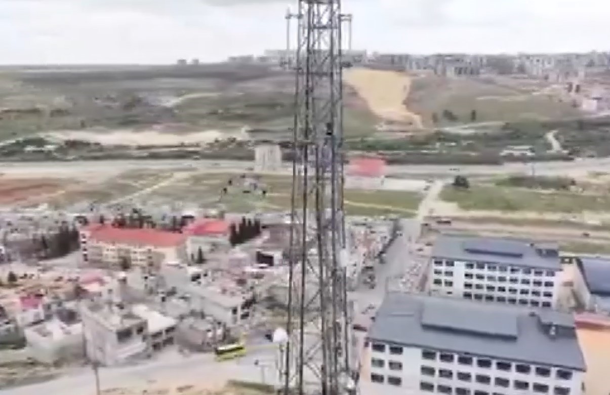 intihar icin elektrik diregine cikan sahis polis dronu ile vazgecirildi 0 c1YfcwiO