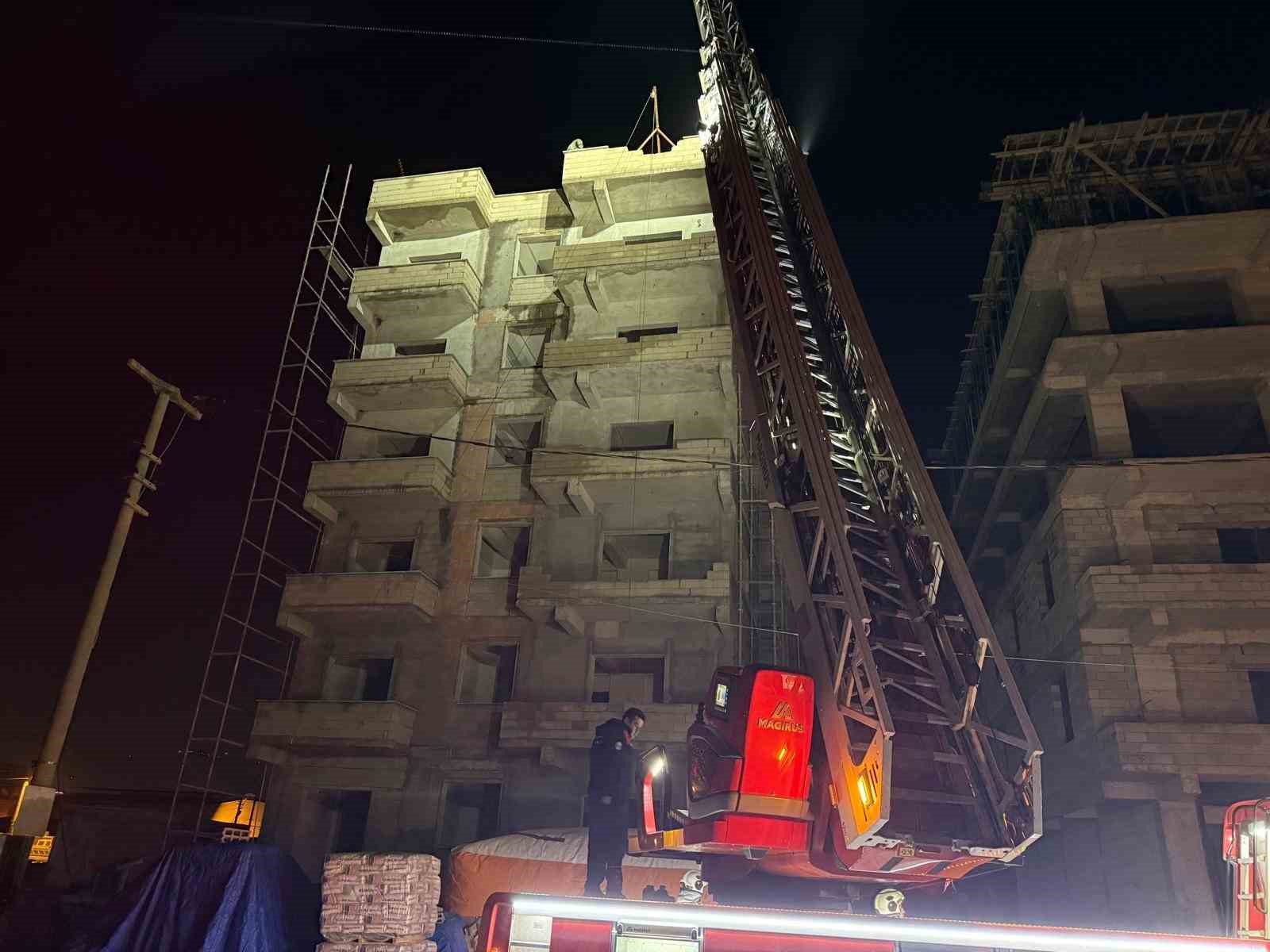 intihara kalkisan sahsi itfaiye ve polis ekipleri vazgecirdi 2 U6QzQIOv