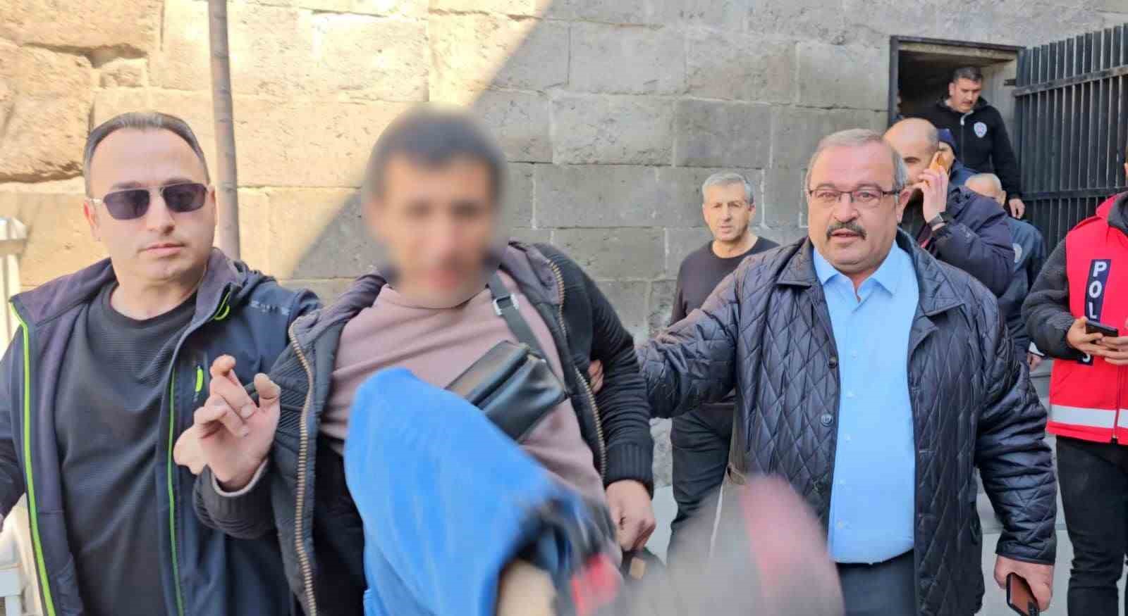 intihardan vazgecti gazeteciye saldirdi 0 U8jwqWmr