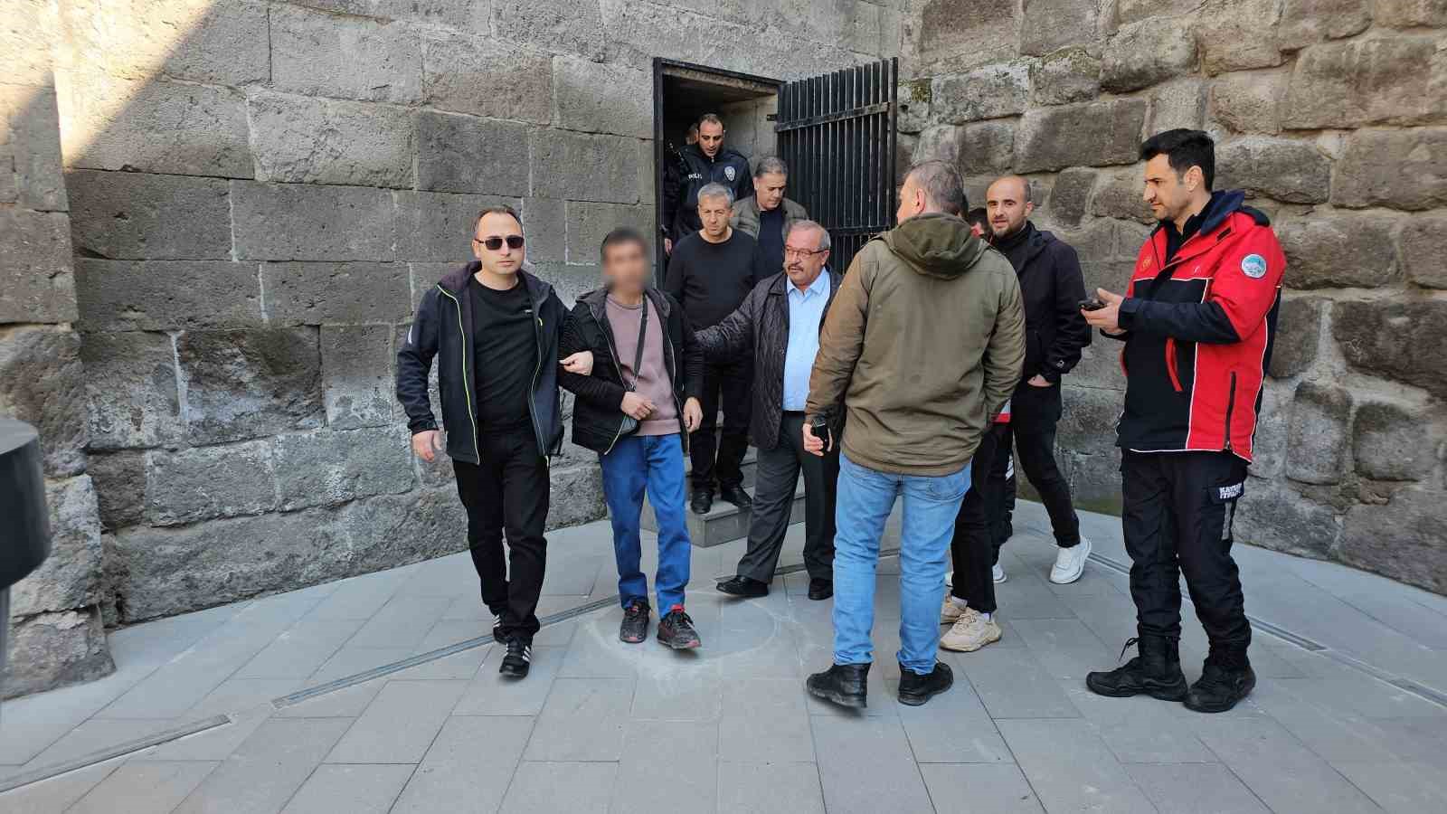 intihardan vazgecti gazeteciye saldirdi 2 28tYwISR