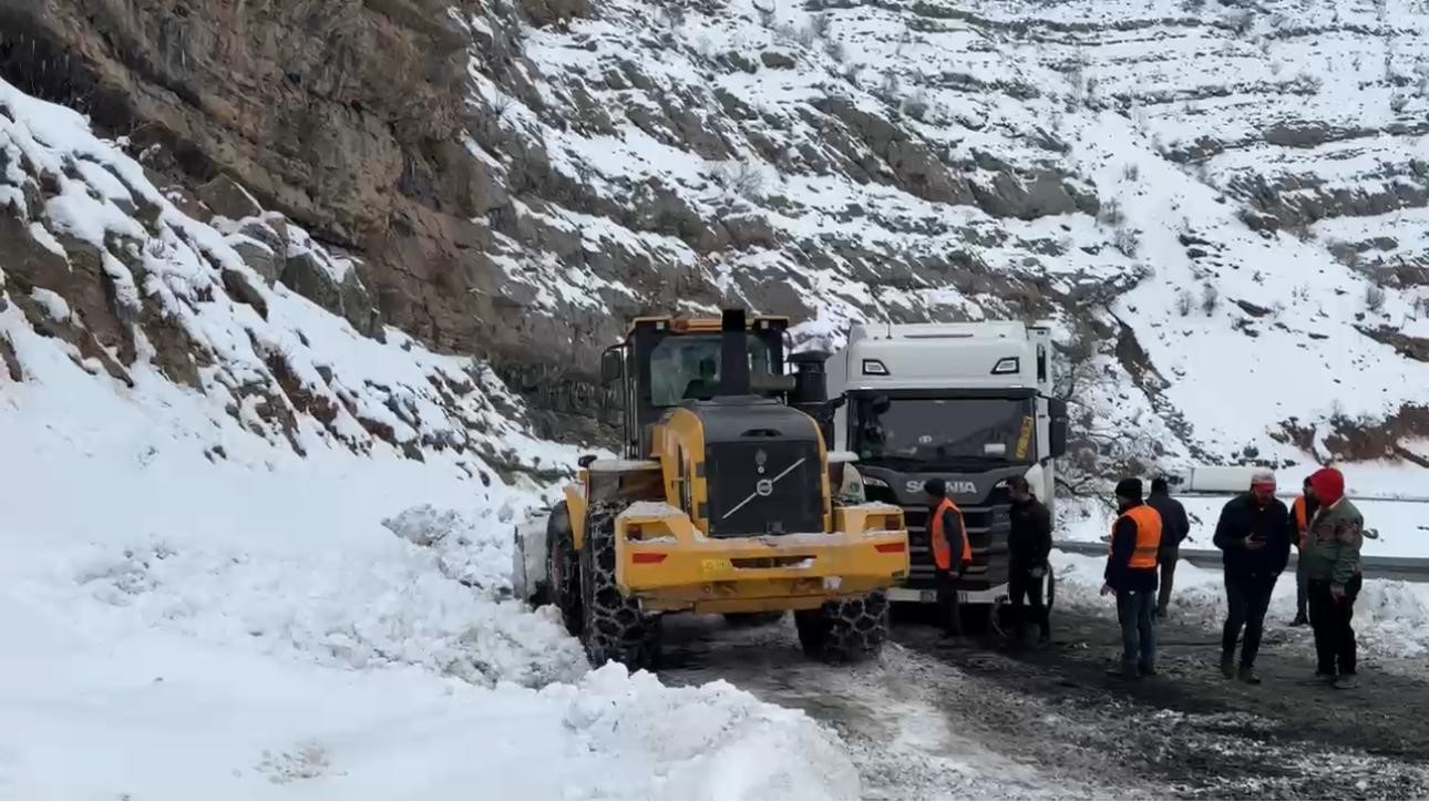 ipek yolunda tir kuyrugu hakkari sirnak karayolunda yuzlerce tir mahsur kaldi 0