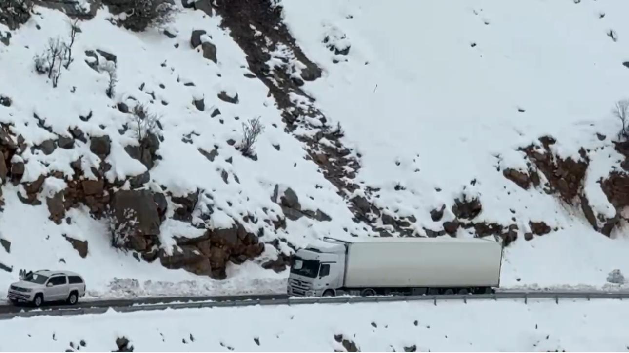 ipek yolunda tir kuyrugu hakkari sirnak karayolunda yuzlerce tir mahsur kaldi 1 PpNALlYc