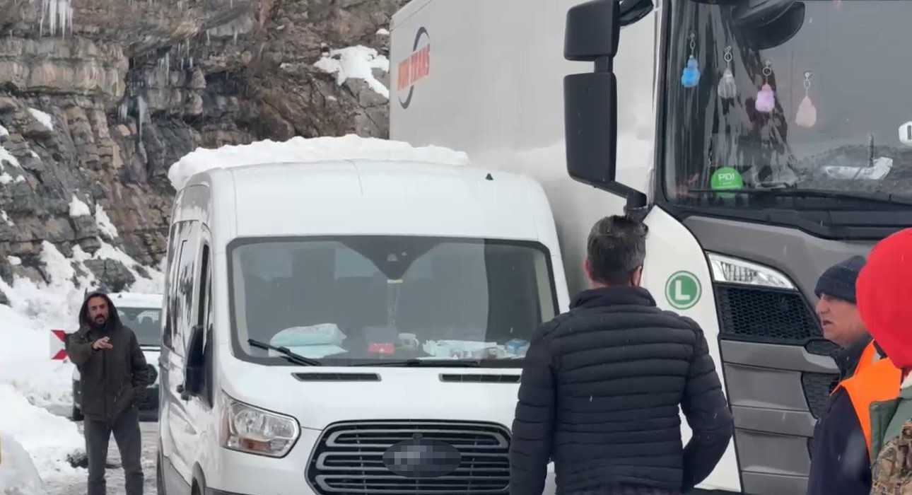 ipek yolunda tir kuyrugu hakkari sirnak karayolunda yuzlerce tir mahsur kaldi 2 zFhtMHI6