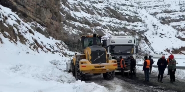 ipek-yolunda-tir-kuyrugu-hakkari-sirnak-karayolunda-yuzlerce-tir-mahsur-kaldi-b6kRaMmT.jpg