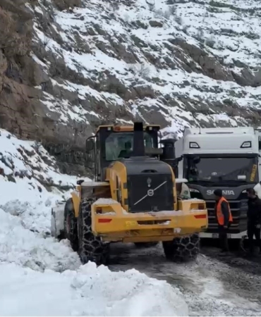 ipek-yolunda-tir-kuyrugu-hakkari-sirnak-karayolunda-yuzlerce-tir-mahsur-kaldi-b6kRaMmT.jpg
