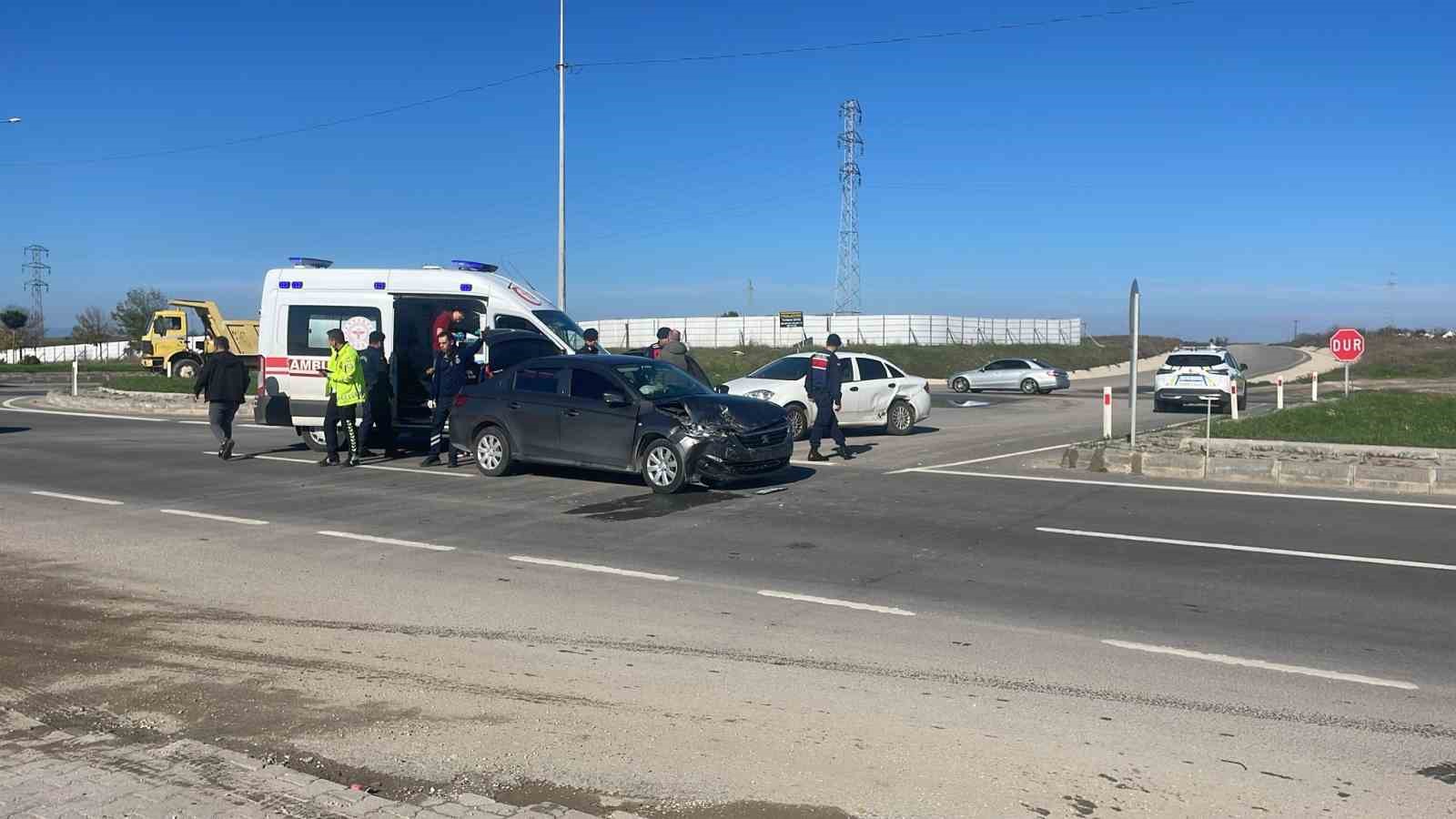 ipsalada iki otomobil carpisti 8 yarali 0 3ZSFlYHN