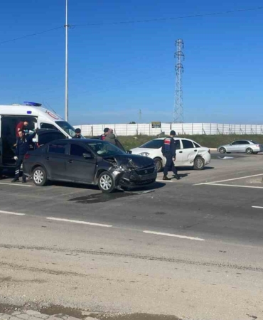 ipsalada-iki-otomobil-carpisti-8-yarali-QzgPMmGx.jpg