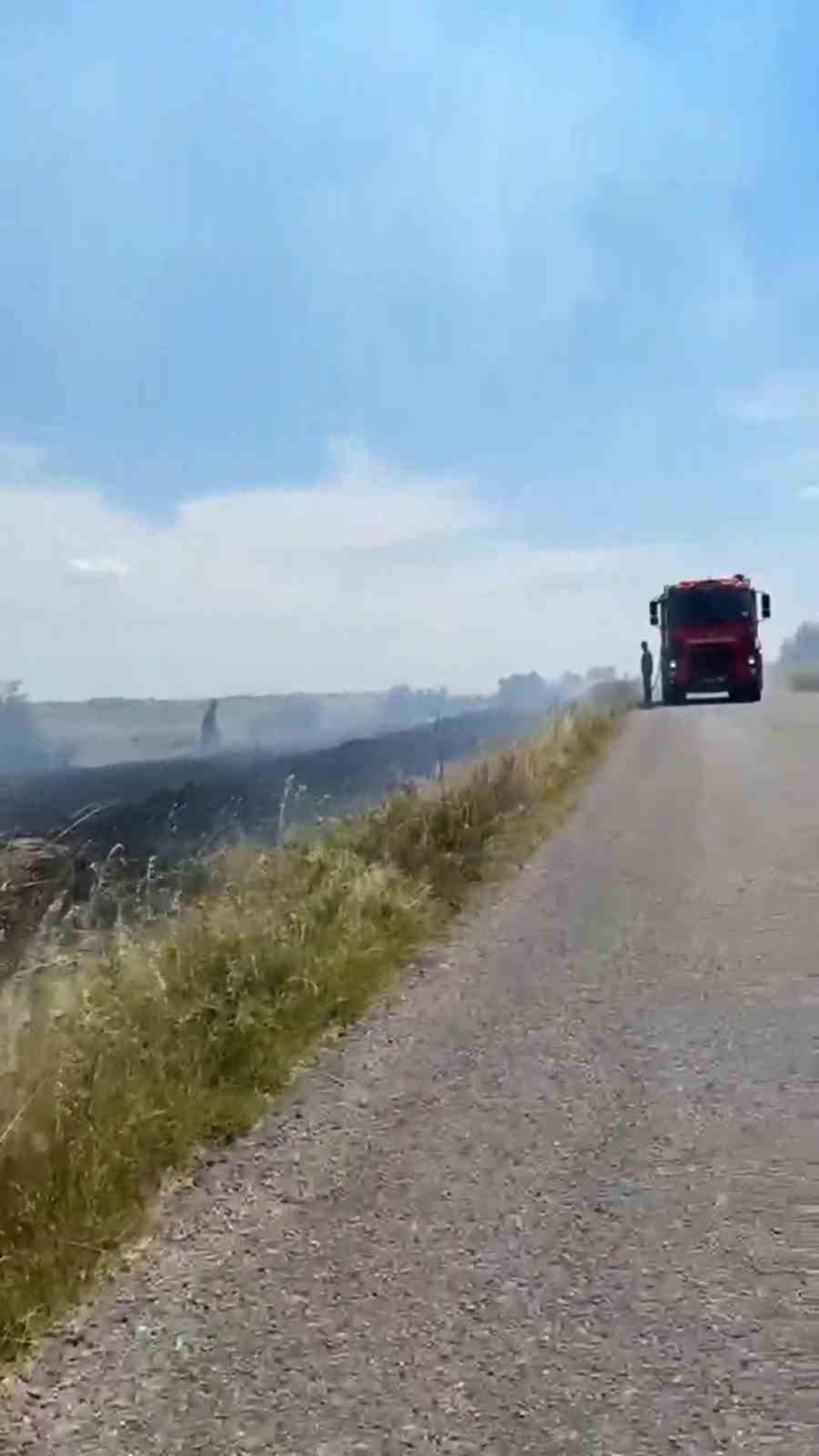 İpsala’da mera yangını: İtfaiye seferber oldu 7 ipsalada mera yangini itfaiye seferber oldu 3 VYleMzzi