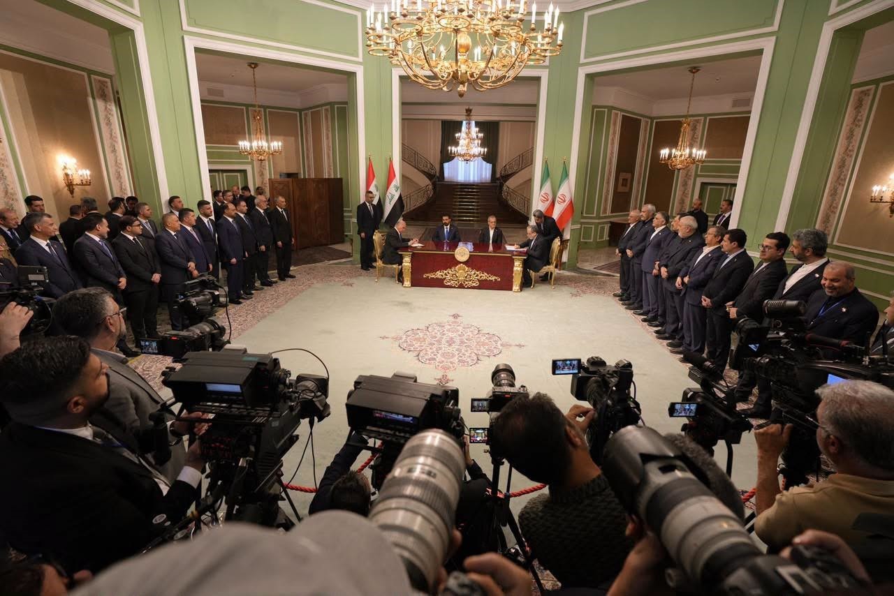 Irak Başbakanı Zeydi ve İran Cumhurbaşkanı Pezeşkiyan, ülkeler arasında iş birliğine ilişkin 4 belge imzaladı 6 irak basbakani zeydi ve iran cumhurbaskani pezeskiyan ulkeler arasinda is birligine iliskin 4 belge Yn4HcMf6