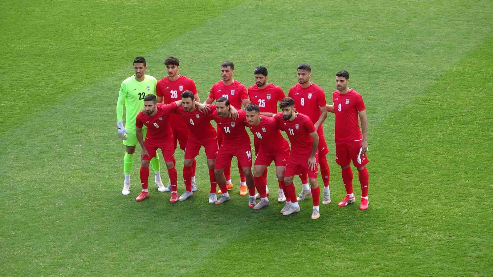 iran a milli futbol takimi kosta rika macina savasta hayatini kaybeden cocuklarin fotografiyla cikti 3ZPUbHTV