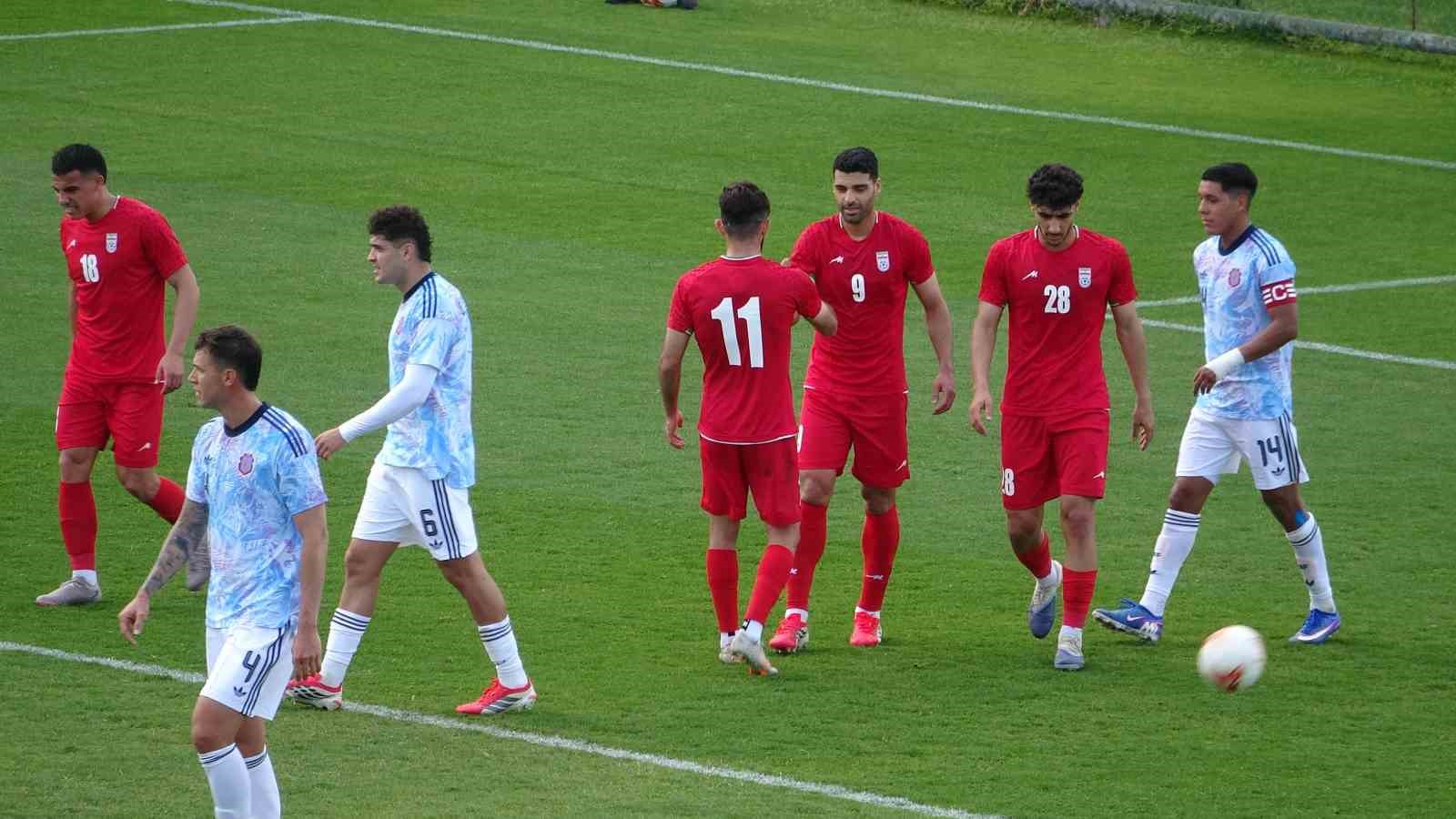 iran a milli futbol takimi kosta rika macina savasta hayatini kaybeden cocuklarin fotografiyla cikti 8LQtY9KV