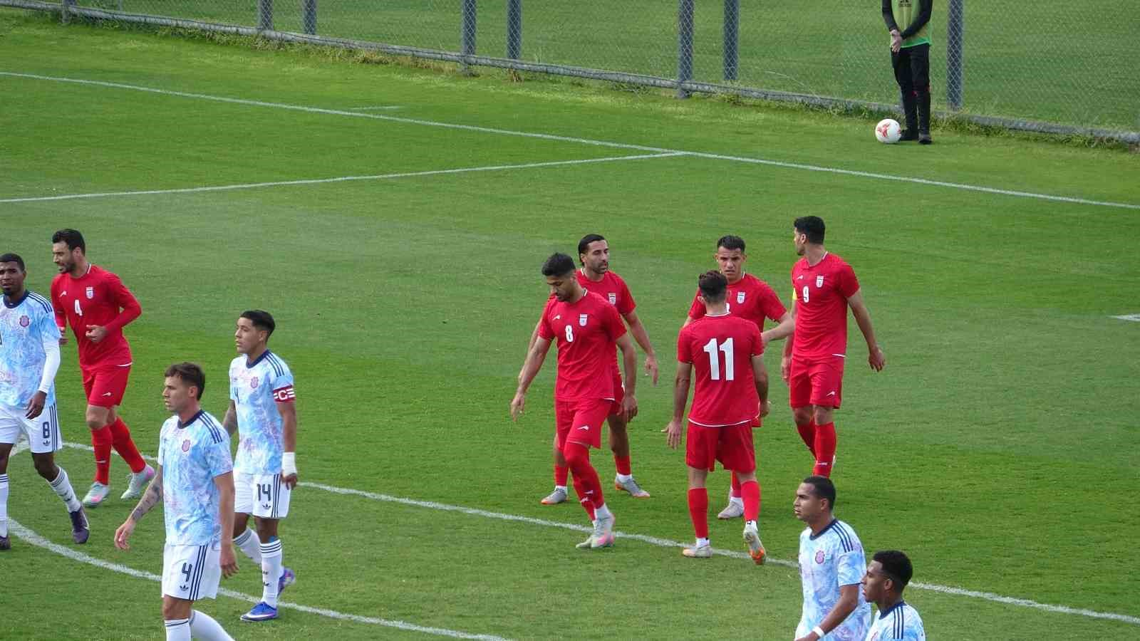 iran a milli futbol takimi kosta rika macina savasta hayatini kaybeden cocuklarin fotografiyla cikti L8QNC3PT