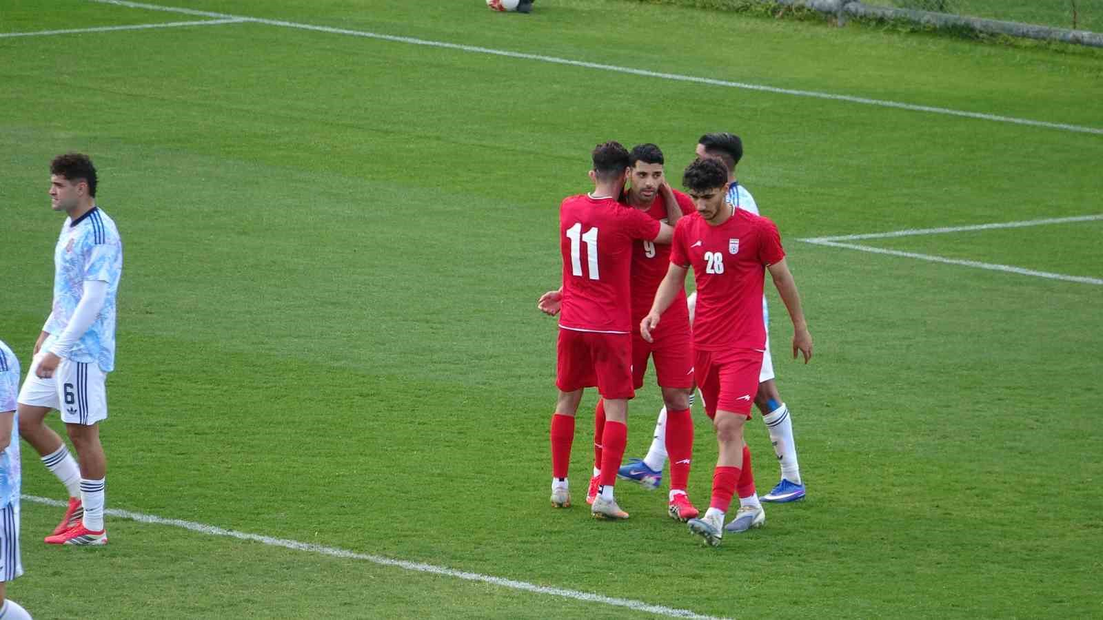 iran a milli futbol takimi kosta rika macina savasta hayatini kaybeden cocuklarin fotografiyla cikti Z78HdmNH